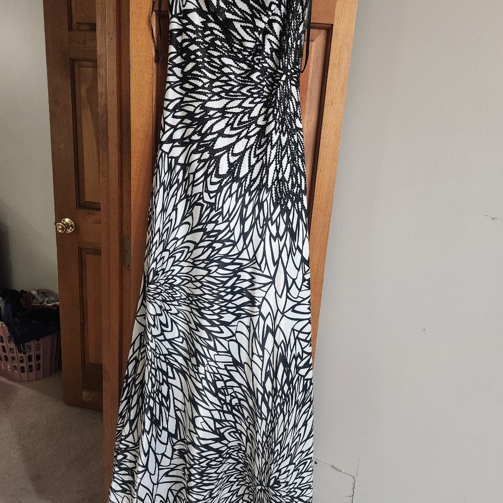 Wedding gown - Picture 2 of 7